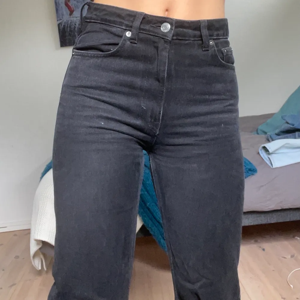 Voyage-modell från weekday, älskar men har samlat på mig för många svarta jeans. Inte använt överdrivet många gånger så kommer nog tänjas lite mer. (Ordinarie pris 500)💕. Jeans & Byxor.