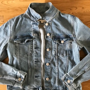 Jeansjacka - Jeansjacka i storlek S. Gillar den, men den har blivit för liten för mig