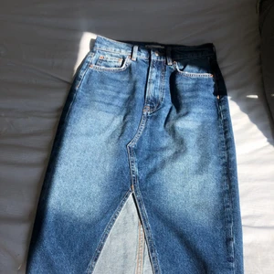 Lång jeanskjol - Lång jeanskjol från Gina Tricot. Aldrig använd då den är för liten för mig. Kjolen går strax över knäna. Storlek 34. Kan mötas upp i Göteborg alt. frakta (köparen står för frakten). 