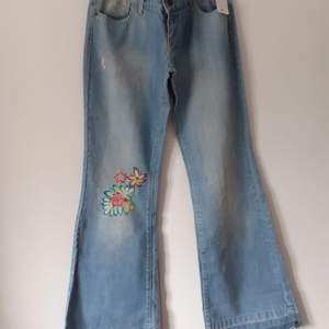 storlek W30 L32-34 vet ej! ny pris 498kr säljer min mammas low rise bootcut jeans som hon har haft sen 2002 som är aldrig andvända! pris kan diskuteras vid intresse! köparen står för frakt💕
