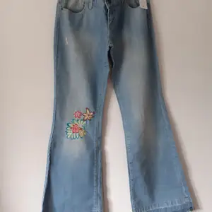 storlek W30 L32-34 vet ej! ny pris 498kr säljer min mammas low rise bootcut jeans som hon har haft sen 2002 som är aldrig andvända! pris kan diskuteras vid intresse! köparen står för frakt💕