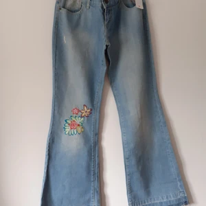vintage hm jeans lowrise - storlek W30 L32-34 vet ej! ny pris 498kr säljer min mammas low rise bootcut jeans som hon har haft sen 2002 som är aldrig andvända! pris kan diskuteras vid intresse! köparen står för frakt💕
