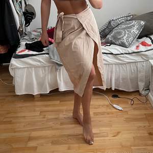 Säljer denna supersnygga kjol från Hanna Schönbergs kollektion med NAKD!! Den är helt oanvänd och lappen sitter fortfarande på! Storlek S🧡