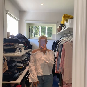 Topp från glamorous  - ! Använd 1-2 ggr! Säljer denna fina blus/topp från glamorous pga att ja aldrig använder den. Tröjan har små snörningar på sidan av armarna. Passar till lite finare tilllfällen men även i vardagen. Säljer för 50kr+ frakt men kom privat för andra pris förslag. 