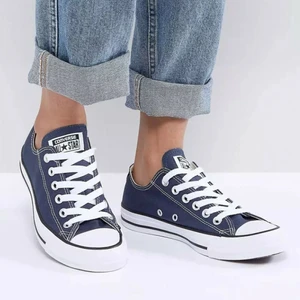 Convors  - Ett par mörkblå låga convors, köpta i New York och nästan aldrig andvända, är i storlek 36.5 men passar även en 37 ⭐⭐