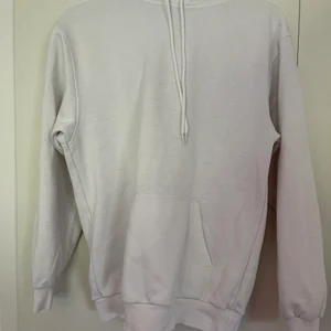 Vit hoodie från HM i stolek XS - Hoodien är köpt på herravdelningen men den passar alla! Jätteskön basic hoodie!                                              Köparen står för frakten!