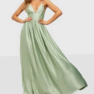 Balklänning storlek 42  - Jag säljer min fina balklänning ifrån Nelly. Använd endast 1 gång och har några små fläckar fram, se bild. Storleken är 42 och längden från midjan är ca 102 cm. Den är slutsåld på hemsidan och jag köpte den för 1 100 kr.💕 Det är justerbara axelband som korsar i ryggen. Dragkedja och hyska baktill. Den är också fodrad. Byst mått 96-100 cm, midja 80-84 cm. Stuss  106-110 cm. Ni får buda i kommentarerna. Utgångspriset är 700 kr + frakt. Paketet är spårbart.