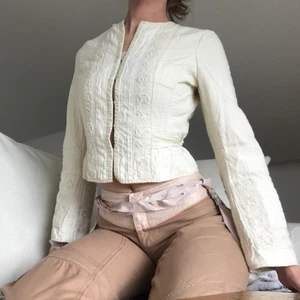 🦷Creamy top🦷 - Den har knäppning hela vägen och band som man kan knyta runt. Jag har S och om jag knäpper den sitter den tight på mig 🧚‍♀️ frakt tillkommer