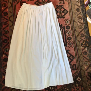 Lång vintage tennis kjol - En lång äkta 80s vintage tennis kjol. Trots sin ålder är den i fint skick! Resår i midjan. Köparen står för frakten <3