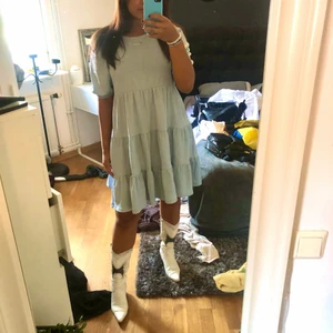 Drömmig klänning🫐 - Så fin volang klänning från Monki i Strl M, kan passa mindre oxå🦋 jag är 165 och längden är bra😫