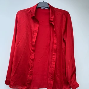 RÖD SATINSKJORTA - Från NAKD. Fraktas men köparen betalar för frakten/ möts i borås