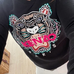 Kenzo - En äkta kenzo tröja som kostar 2000 kr nypris. Jag säljer den dock för 650 kroner nu. Jättefint skick med inga skavanker utan hel och fin. Jättelite i storlek. Jag är vanligtvis normal M men denna behövde jag ha L i. 