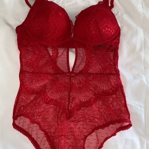 Body  - Sitter as fint men det är lite mycket pushup för att passa min kupa, använd Max två gånger. Tycker att den är så fin men måste sälja vidare då den inte passar på mej ( storlek 36)