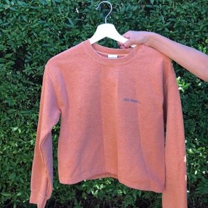 Urban outfitters collegetröja🧡 - Trendig orange tröja från urban outfitters. Märket iets frans. Använd fåtal gånger. Bra skick! Resår i midjan och snyggt croppad!