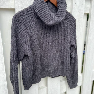 Stickad tröja  - Grå stickad polo tröja i storlek S. Använd men är i bra skick:) 