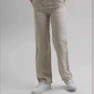 Linnebyxor - INTRESSEKOLL!!! Jag säljer mina linnebyxor från Esprit då jag råkade beställa 2. Helt oanvända, prislapp finns kvar!! Storlek 38 men passar både större och mindre beroende på önskad passform. Jag säljer endast vid bra bud med start på 700kr exklusive frakt🥰😇🤗🤩❣️💕💜❤️