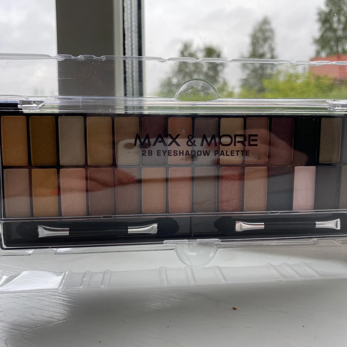 Säljer en sminkpallet vid värde av 79kr så jag säljer dne för 40kr kontakta mig ifall ni vill köpa!✨ - 91