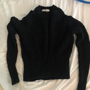 Hope Sweater Tröja - Glesstickad tröja fråm Hope. Fin med linne under eller bara bh/topp. Tyvärr urväxt, men bekväm och funkar till de flesta outfits! Verkligen en go-to tröja. Köpare står för frakt.