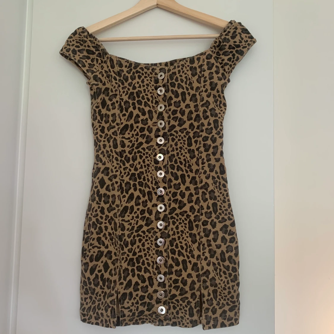 Leopard jeansklänning storlek 6