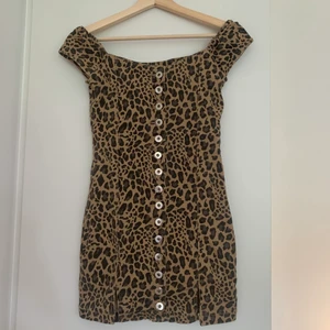 Leopard jeansklänning storlek 6 - Klänning från One above another storlek 6 Sparsamt använt    Kan mötas haninge-Sthlm city  Kan skicka om du står för frakten Swish eller kontant 