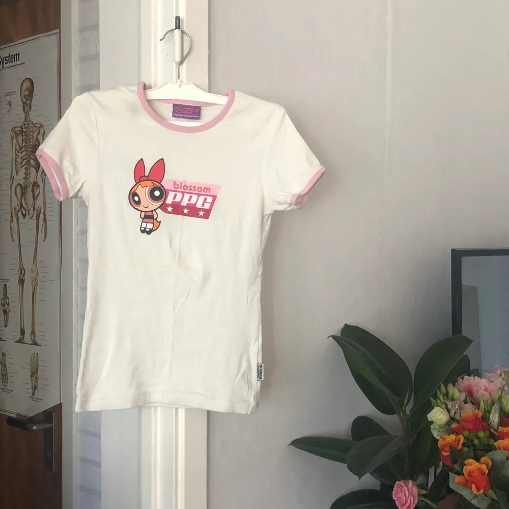 Svider i hjärtat att sälja denna. Super gullig Power Puff  Girls babytee med blossom på och ljusrosa detaljer. Från tidigt 2000-tal och ”äkta” 💕🧚🏻. T-shirts.