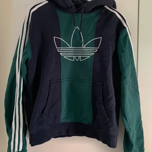 Adidas-hoodie i strl S - Hoodie i nice färger i strl S. Knappt använd