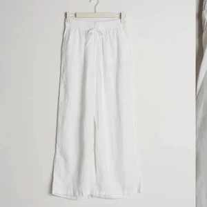 Linnebyxor  - säljer mina linnebyxor från ginatricot! har bara använt dem en gång så dem är i väldigt bra skick. säljer dom pga att dem inte sitter som jag önskat på min kropp. köparen står för frakt 💓 (OBS lånade bilder. vill ni ha mera bilder på hur dom sitter på, så kontakta mig) köpa direkt för 400 + frakt ✨