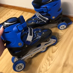Rullskridskor i nyskick  - Rullskridskor i jättefint skick och knappt använda. Den har två hjul där bak som går att ta bort och fixa, så att den blir en rad. Storleken går att justera med knapp och då passar den storlekar mellan 35-40. 