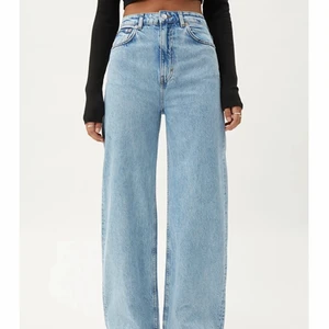 Helt nya Ace jeans - Helt nya Ace jeans från Weekday. Strl W25xL30. Aldrig använda. Nypriset låg på 500.☺️ Färgen summer blue. Ace är high waist wide leg-jeans.