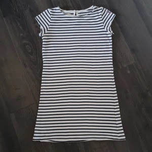 Kappahl  hampiton 27 Republic  - Snygg randig klänning str 170/xs funkar bra! Inte  såpass andvänd, passar till vår och sommar tillåmed höst å om man vill kan man såklart ha den till vintern med snygga accessoarer (köpare står för frakt)