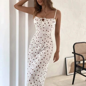 SHEIN klänning - Säljer min jättefina klänning ifrån SHEIN, den är för liten för mig. Den är lite genomskinlig, men perfekt att ha en underklänning under. Det formar kroppen sååå bra. Säljer den för 100kr, inkl frakt