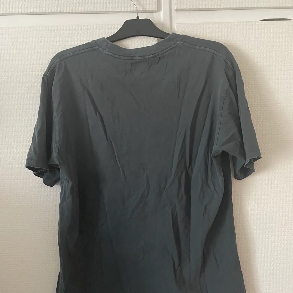 Anine t-shirt från Farfetch, knappt använd, storlek L, modellen är 180cm. 300kr och den är din!. T-shirts.