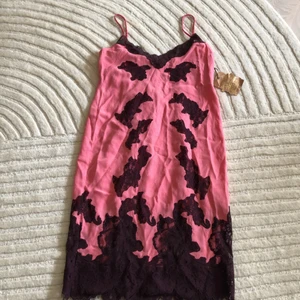 Sidenklänning Odd Molly stl 1 - Superfin sidenklänning från Odd Molly med underbar spets, aldrig använd, tag sitter kvar. Bra passform med resår baktill. Size 1 motsvarar stl 34-36. 