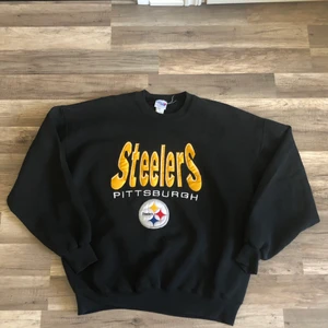 Vintage Pittsburgh Steelers Sweatshirt - Tröjan är i tjockt material och trycket är broderat, köpt på Beyond Retro för 2 år sen, Bud från 350 kr, skriv privat för frågor/bud 