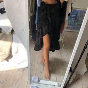 Omlottkjol - Svart omlottkjol i satin från Gina tricot 