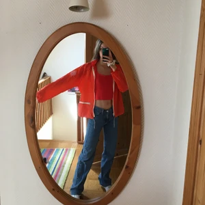 Cool vindjacka - Aaaaassssscool orange vindjacka från beyond retro😍står att märket är ”rainbow sportswear”. vita detaljer o snöre man kan dra åt längst ner! Samfraktar eller möts upp på gröna linjen🥰