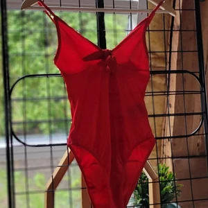 Body HM - Vänligen läs noga innan köp. Röd body från HM i storlek XS med knytdetalj. Aldrig använd. Köparen står för eventuella fraktkostnader. Endast swish och betalning sker innan vara levereras eller i samband vid överlämning.