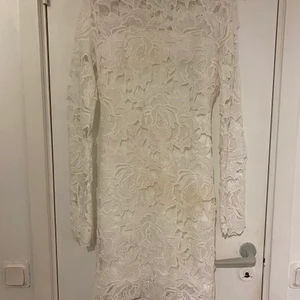 Klänning - Vit klänning från Chiara Forthi. Mycket vitare i verkligheten, men kan behöva tvättas. Strl 38, motsvarar M