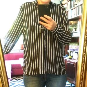 Randig skjorta - Randig skjorta med knyt, knappt använd