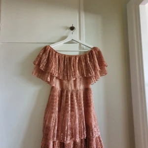 Off-shoulder klänning storlek S - En supersöt off-shoulder klänning som går ned till knäna. Använd ett fåtal gånger och i fint skick, i storlek S. Köpare står för frakt. 