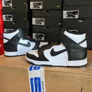 Nike dunk high svarta DAM - Säljer ett gäng dunk high black. Alla är oanvända (DS) och inköpta från Jdsports.SE Storlekar dunk high    : 36.5,37.5, 38,38.5     Har flera referenser sen innan.  Kan mötas i Gävle alternativt frakta på köparens bekostnad (99kr).  Betalning sker via Swish eller plus/bankgiro.  Fråga gärna vid fundering eller om fler bilder önskas.