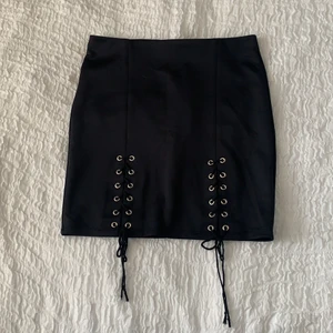 Svart kjol med detaljer  - Perfekt längd på denna kjolen och sjukt snygg med detaljerna 