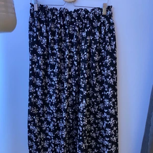 Kjol - 🤎INTRESSEKOLL🤎 på min svarta kjol med blommönster