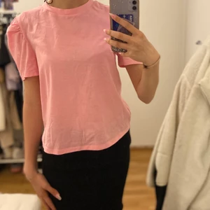 Rosa T-shirt  - Köpt den från hm. Använt 1 gg. Ska sälja den för 100 kr och om ni vill ni kan buda. Storleken är XS. Onreginall pris e 150 kr. Kontakta mig om ni har frågor eller om ni ska köpa den.