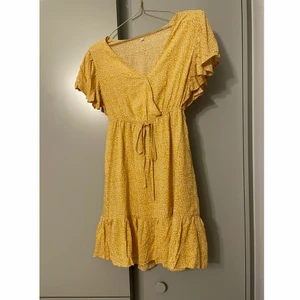 Ny Gul volangklänning - Fin sommarklänning med innerkjol så ej genomskinlig men andas fortfarande. Helt oanvänd, nyskick.🌼
