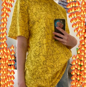 gul simpsons-t-shirt  - gul tish, storlek L! nice oversize för mig som brukar ha S. jättenice t-shirt i fint skick, säljer pga används inte så ofta som den förtjänar :(