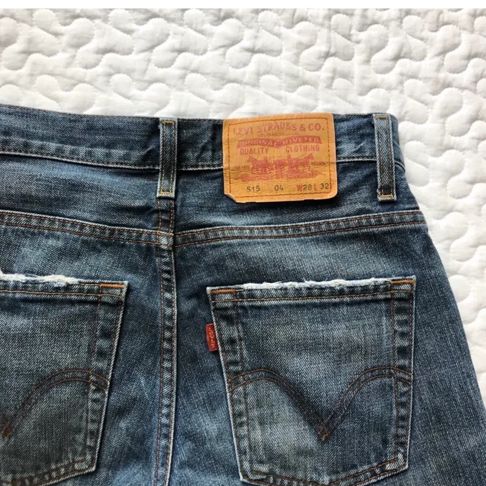 Jag säljer mina straightleg Levis jeans i modellen 515. Superfint skick som ni ser på bilden (knappt använda) och har en mellanblå superfin färg, stl 28/32 🥰🥰 inga defekter eller liknande. Säljer pga att dom är lite små, köparen står även för frakten💕💕 . Jeans & Byxor.