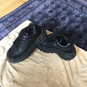 Unisex Buffalo sneakers  - Säljer liknade skor som buffolo av london . De är bekväma att gå med och i mycket bra skick och matcherar med till allt . passar 39-39.5. Finns fler bilder och bud i kommentarna 