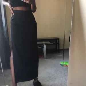 Svart lång kjol💖💖💖 - Denna svarta långa kjolen💖💖skitsnygg och passar till så mycket men kommer inte till användning så säljer den vidare<3