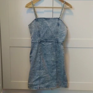 Bodycon jeansklänning - Stentvättad bodycon klänning 